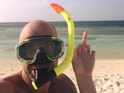 Захари Бахаров с възмутителни жестове (Виж цялото фото)