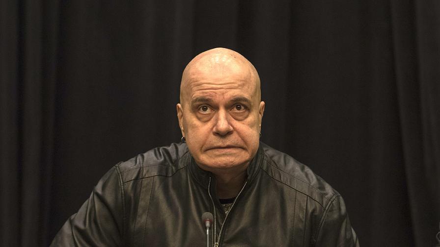 Слави прави ремонт за 200 бона, седи в диван от абанос за 27 000 лв.