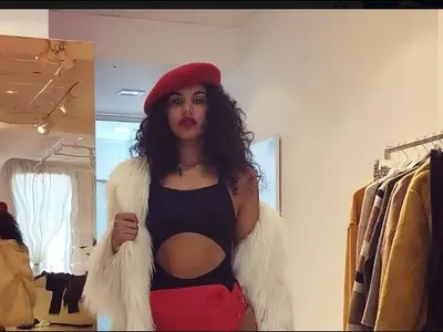 Близначката Алекс кръстосва мола