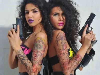 Близначките се фукат с еднакви татуси