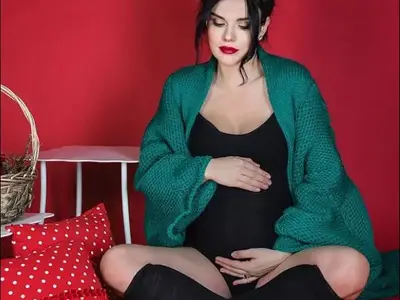 Бременната Мона продава обувки на фенове