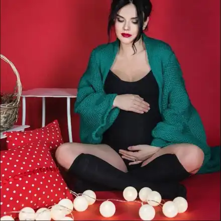 Бременната Мона продава обувки на фенове