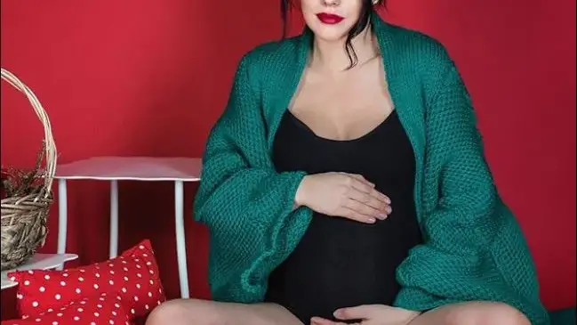 Бременната Мона продава обувки на фенове