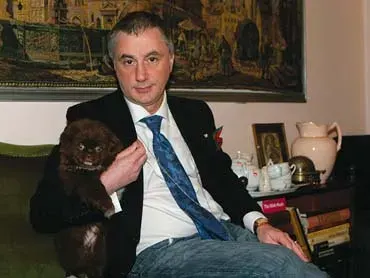 Денди обикаля евтините кръчми с нов младеж