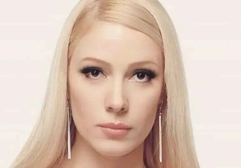 Деси Бакърджиева с черен колан по карате (Актрисата предава опита си на ченгета)