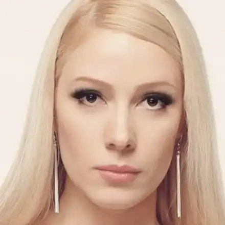 Деси Бакърджиева с черен колан по карате (Актрисата предава опита си на ченгета)