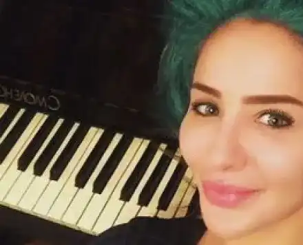 Елен Колева се боядиса в зелено