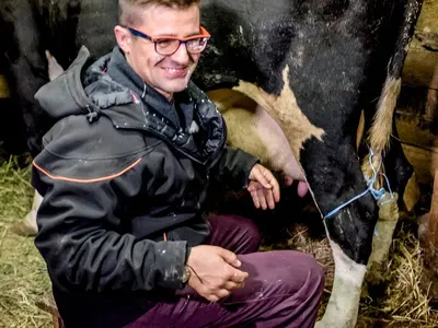 Гадост! Андрей събира кравешко ако с голи ръце