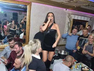 Галена скъса синджира: Обръща чаша след чаша, пляскат я по масите в Лондон за тлъсти бакшиши (Брутални снимки)