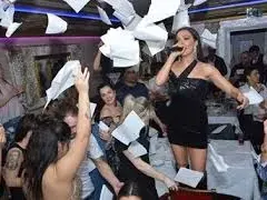 Галена скъса синджира: Обръща чаша след чаша, пляскат я по масите в Лондон за тлъсти бакшиши (Брутални снимки)