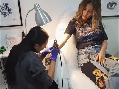 Гери-Никол пак се татуира