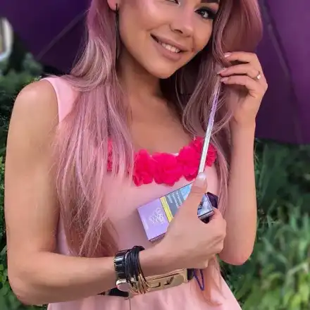 Калина Кузманова с промоция на дизайнерски палта