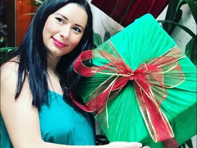 Кобилкина крие подарък под роклята