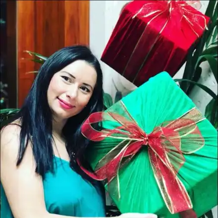 Кобилкина крие подарък под роклята