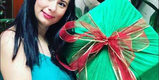 Кобилкина крие подарък под роклята