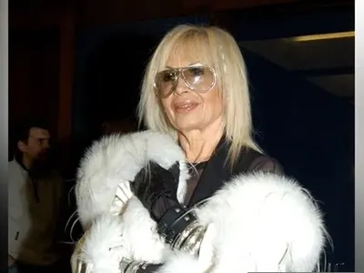 Лили гледа розов театър за възрастни