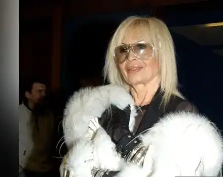 Лили гледа розов театър за възрастни