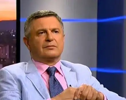 Милен Цветков умува дали да не смени професията! Продължава да е безработен