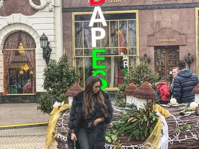 Мис Силикон Виктория Петрова изпразни портфейла на гаджето си в Будапеща