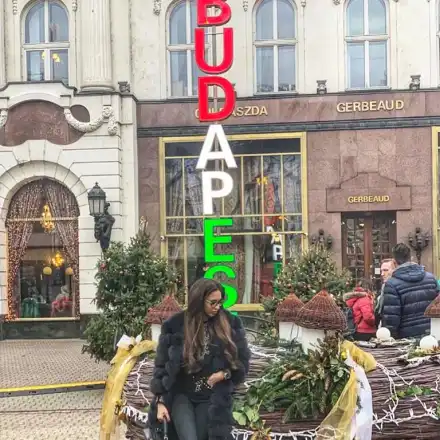 Мис Силикон Виктория Петрова изпразни портфейла на гаджето си в Будапеща