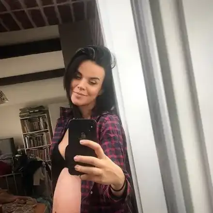 Мона Гочева се похвали с нов дом дни преди раждането