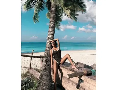 Николета храни маймуни