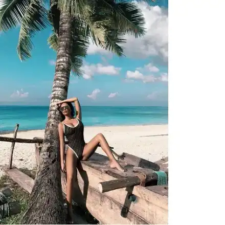 Николета храни маймуни