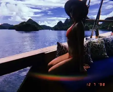 Нина Добрев захвърли дрехите в Индонезия