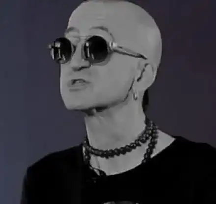 Отблъсната фенка на Дони се опитала да го убие с черна магия от птичи пера