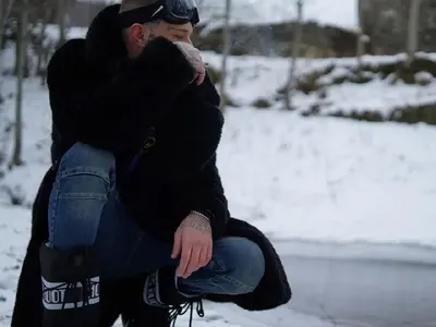 Рапър раздава пари на фенове