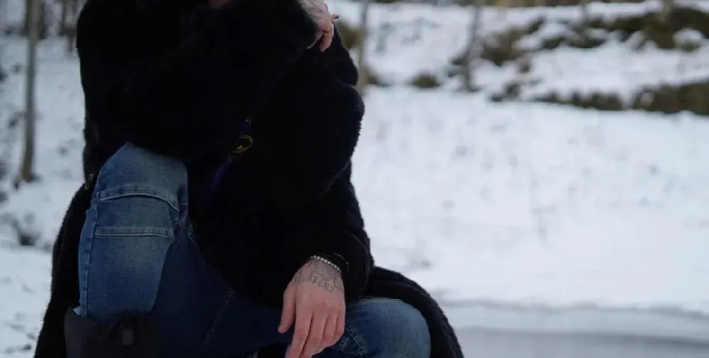 Рапър раздава пари на фенове