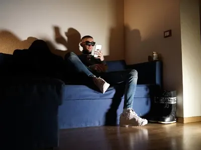 Рапър раздава пари на фенове