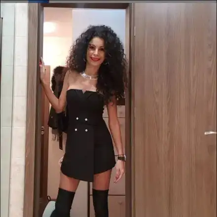 Сестра Чокова лъсна с минижуп в палави снимки