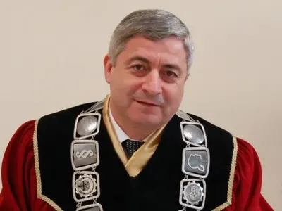 Скандали тресат университет в Русе! Баща и син дерибействат под крилото на партията-майка