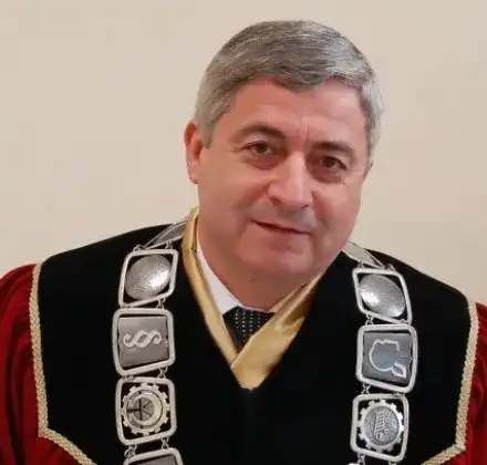 Скандали тресат университет в Русе! Баща и син дерибействат под крилото на партията-майка