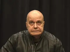 Слави окрилен от нова любов! Развърза кесията си за 13-а заплата