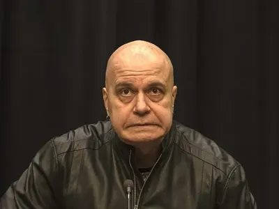 Слави прави ремонт за 200 бона, седи в диван от абанос за 27 000 лв.