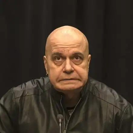 Слави прави ремонт за 200 бона, седи в диван от абанос за 27 000 лв.