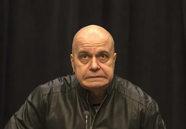 Слави прави ремонт за 200 бона, седи в диван от абанос за 27 000 лв.