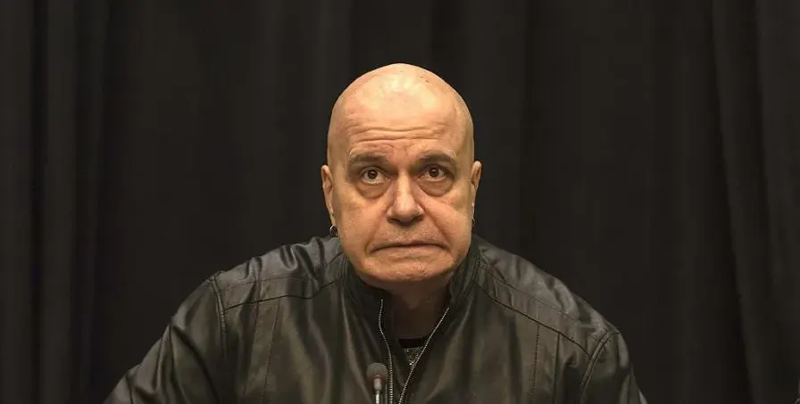 Слави прави ремонт за 200 бона, седи в диван от абанос за 27 000 лв.