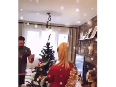 Тото с подарък гадже за Коледа (Фото)