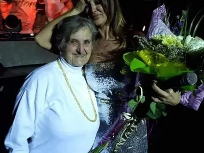 Учителка разплака Глория на Коледния й концерт в Русе