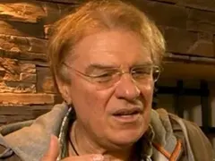 Васил Найденов къта 100 кактуса, гледа папагали и пойни птици