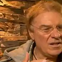 Васил Найденов къта 100 кактуса, гледа папагали и пойни птици