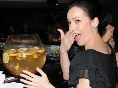 Вдовицата на Баташов отново пропусна помена му, предпочете светлините на прожекторите