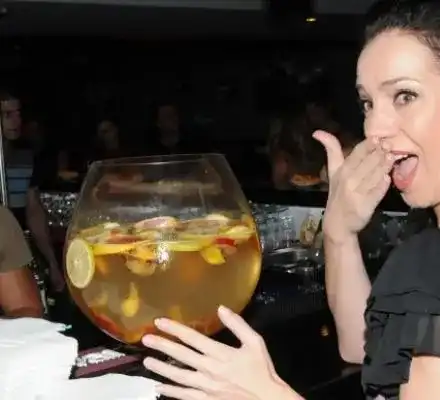 Вдовицата на Баташов отново пропусна помена му, предпочете светлините на прожекторите