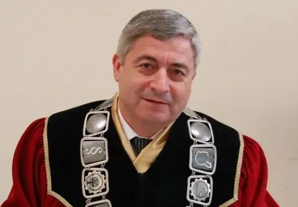 Скандали тресат университет в Русе! Баща и син дерибействат под крилото на партията-майка
