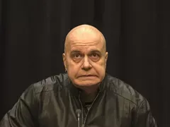 Слави прави ремонт за 200 бона, седи в диван от абанос за 27 000 лв.