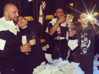 Затрупаха Софка със салфетки