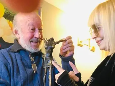 80-годишната Лили ходи с раница като  ученичка, млад лакей я обслужва срещу 3 бона